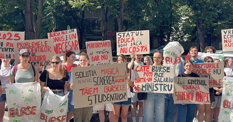 Студенты Румынии протестуют против сокращения стипендий.