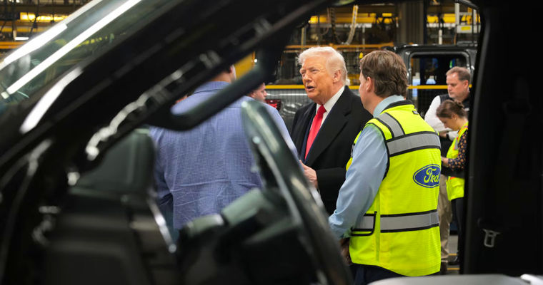 Un angajat al unei fabrici Ford a primit donații în valoare de 500.000 de dolari după un conflict cu Trump.