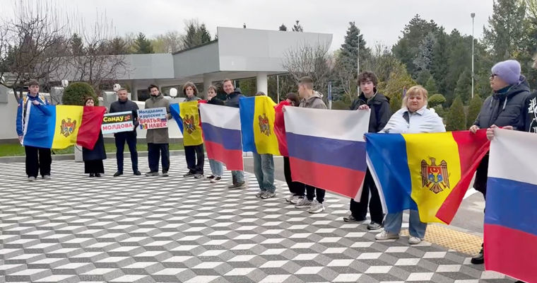 Un protest împotriva expulzării diplomaților ruși a avut loc în fața Aeroportului Internațional Chișinău.