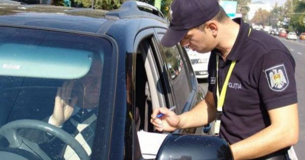 O altă modificare importantă este faptul că polițiștii nu vor mai putea ridica permisele de conducere.