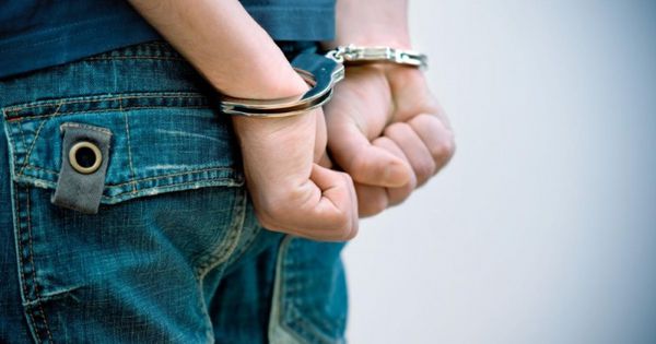 В Кишинёве парень разгуливал по городу в наручниках после побега из инспектората.