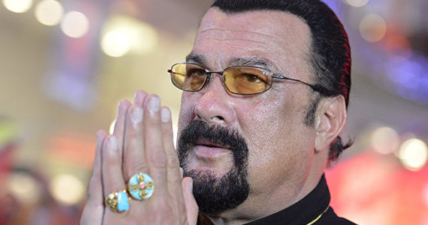 Стивену Сигалу не выдавали дипломатический паспорт.