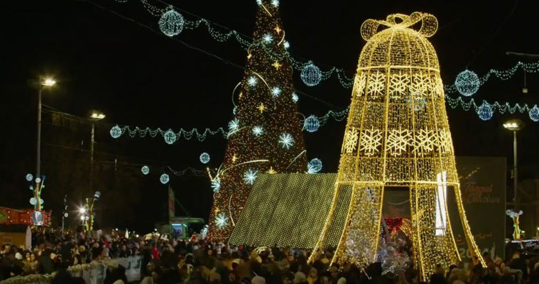 В центре Кишинева зажгли огни на главной елке страны.