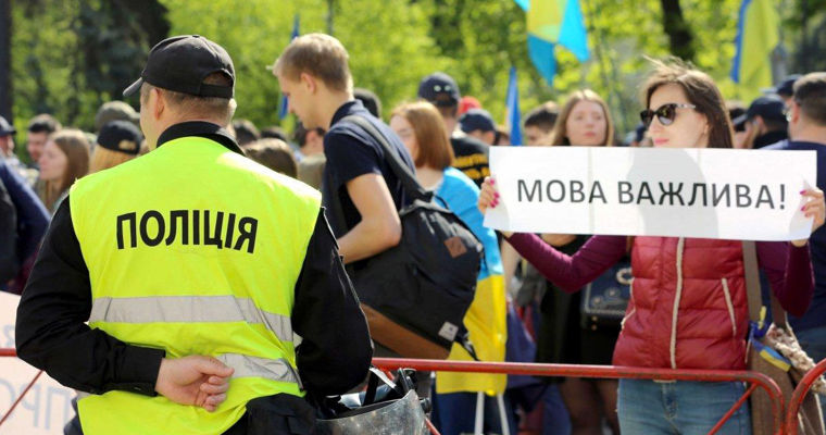 Омбудсмен: Украинцы возвращаются обратно к русскому языку.
