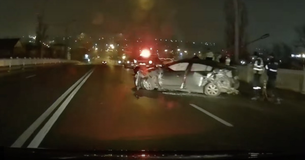 В Кишиневе автомобиль врезался в ограждение моста на улице Измаил.