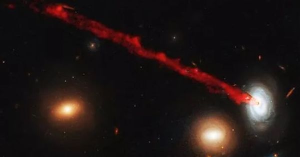 Hubble снял извергающую газ умирающую галактику.