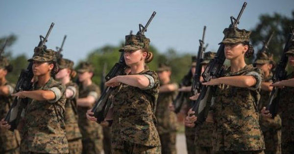 В Вооруженных силах США не хватает комплектов формы для женщин.