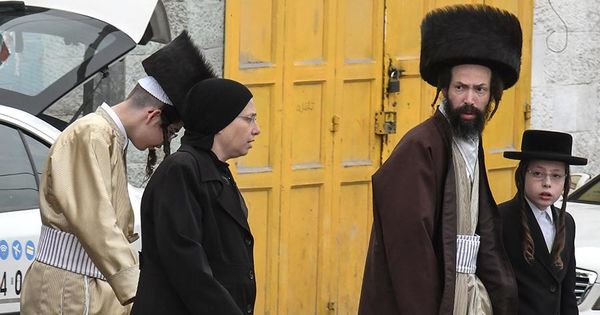 Семью ортодоксальных евреев высадили из самолета из-за неприятного запаха.