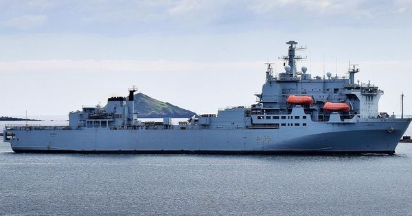 Самый странный корабль британских ВМС выставлен на продажу.