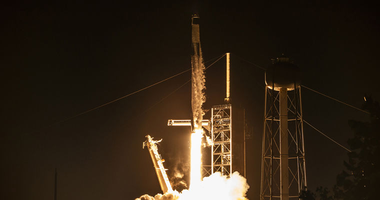 SpaceX a lansat pe orbită o navă cu primii turiști spațiali.