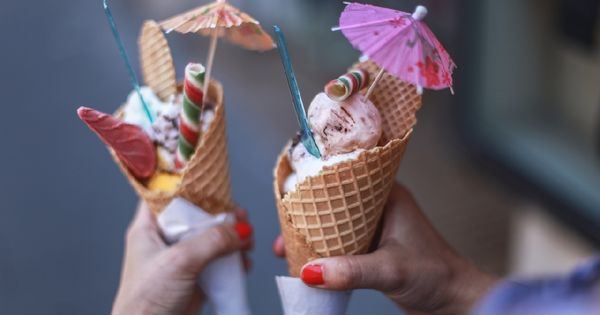 На улицах и в парках будут продавать мороженое и безалкогольные напитки.