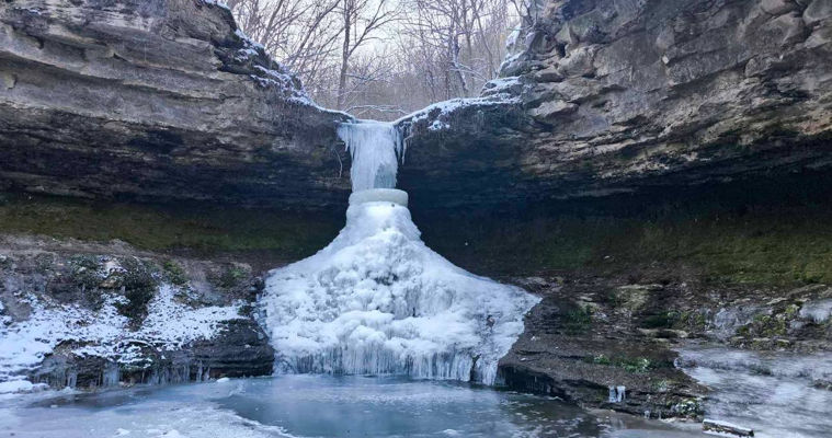 Cascada de la Mănăstirea Saharna a înghețat complet. Foto: realitatea.md