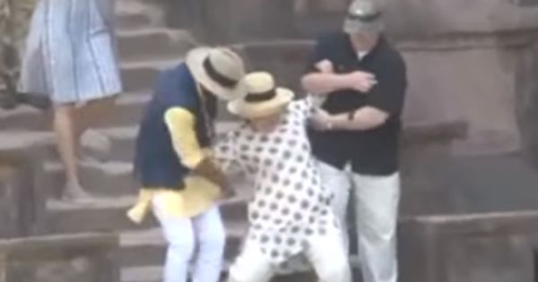 Hillary Clinton a alunecat de două ori pe o scară de piatră
