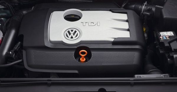 Из опилок и пищевого масла: Volkswagen начал "кормить" дизели синтетическим топливом.