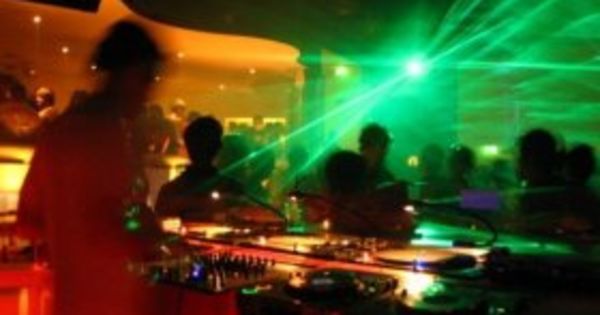 Noapte incendiară în Capitală: Cum s-au distrat femeile în club
