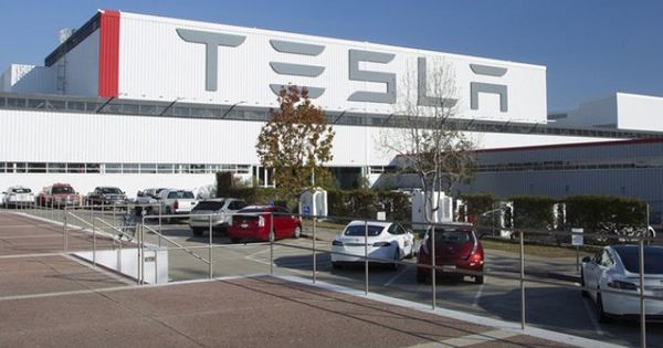 Serverele Tesla folosite de hackeri pentru a mina monede virtuale. 