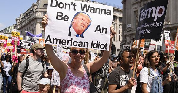 В Лондоне десятки тысяч человек вышли на марш против Трампа.