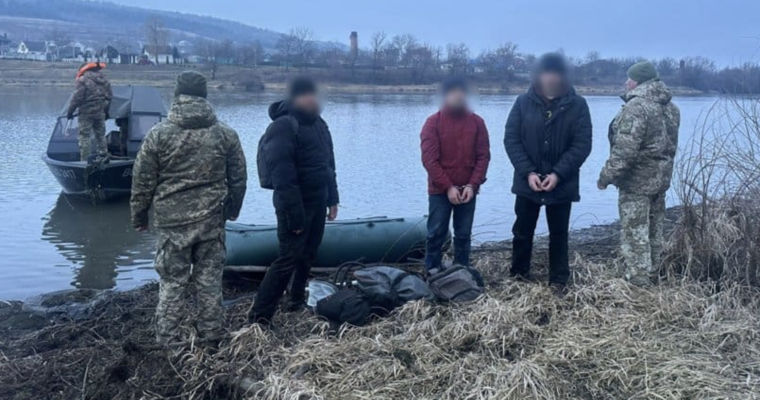 Троих мужчин на резиновой лодке задержали при попытке попасть в Молдову через Днестр.