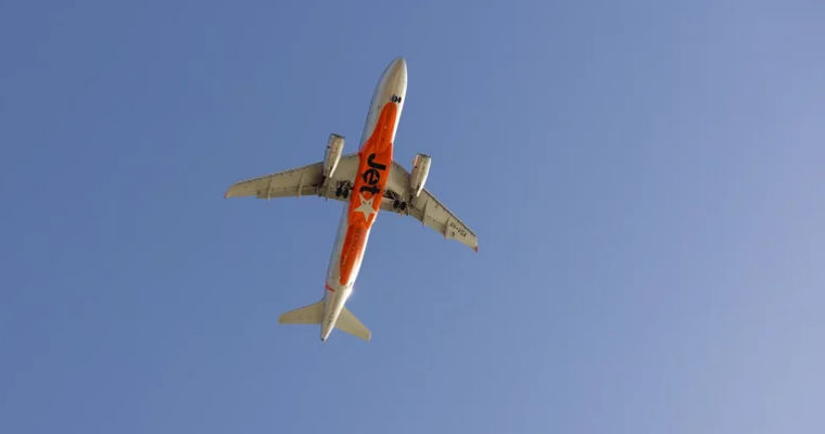 Un avion s-a întors deasupra Oceanului Indian din cauza unei femei care încerca să iasă afară.
