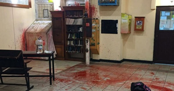 В украинской Умани группа радикалов забросала синагогу свиными головами и разлила внутри помещения красную краску. 