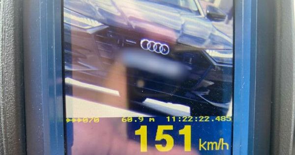 В столице водитель ехал со скоростью 151 км в час.