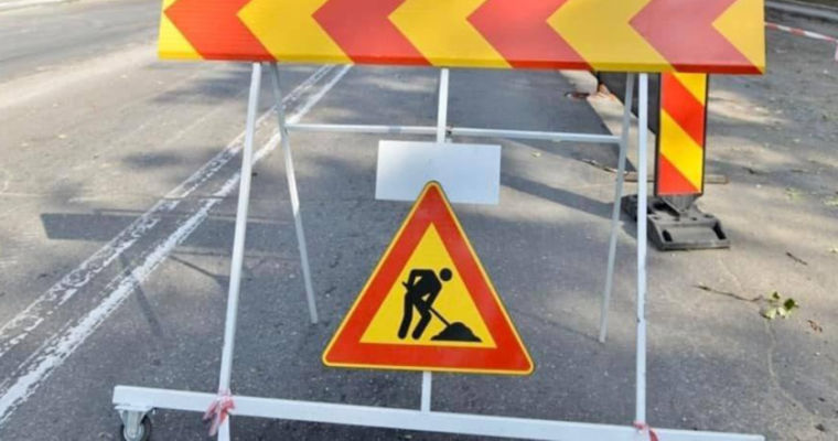 В Кишиневе частично приостановили движение на бульваре Дечебал.