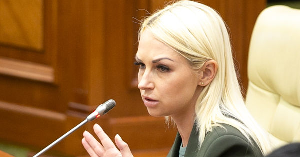 В рабочем кабинете Таубер в парламенте проходят обыски.