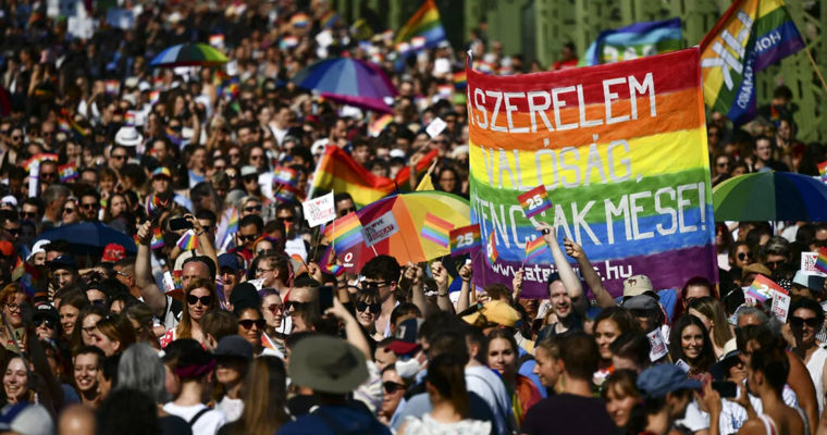 Curtea UE a stabilit că legea adoptată de Ungaria în 2021 împotriva comunității LGBT+ încalcă dreptul UE.