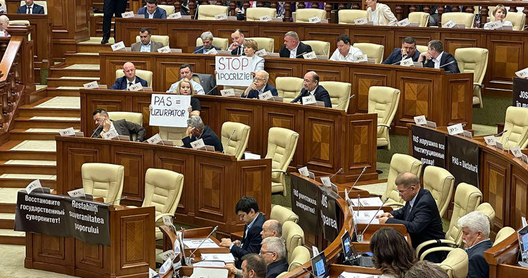 Фракция БКС устроила протест во время заседания Парламента.