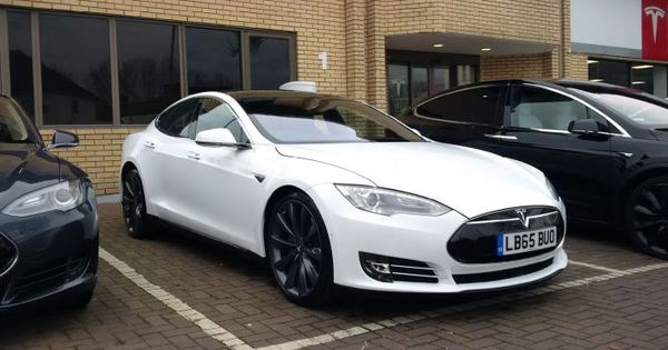 Tesla recheamă 123.000 de automobile din cauza șuruburilor ruginite.