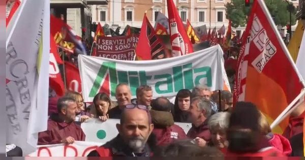 Протесты в Италии: люди бастуют и требуют положить конец увольнениям.