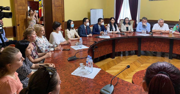 Посольство КНР поощрило материально волонтеров из Кишинева.