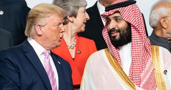 СМИ опубликовали видео с розыгрышем Трампом наследного принца Саудовской Аравии.
