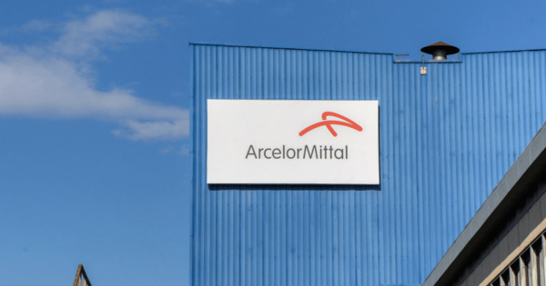 Мировой сталелитейщик ArcelorMittal прекратил работу некоторых заводов из-за высоких цен на газ.
