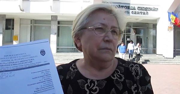 Жители одного из столичных домов обвиняют депутата ЛП в создании незаконной парковки.