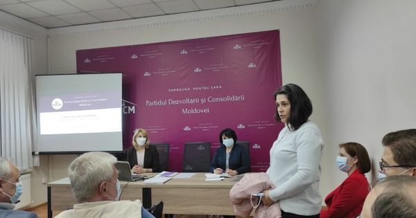 Глава Государственной канцелярии Лилиана Якони - "член партии Кику, но после 16:00".