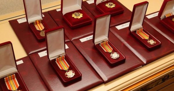 Награжденные "Crucea Misiunilor Internaţionale" получат персональные пособия.