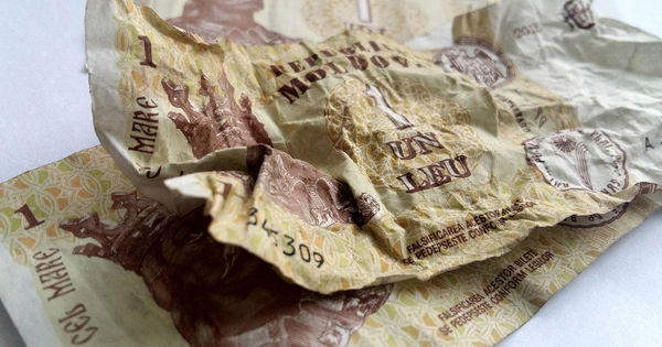 В НБМ рассказали, где и как можно обменять поврежденные банкноты.