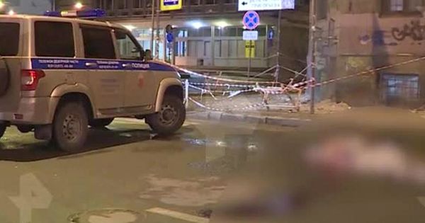 В Петербурге на прохожую с крыши дома упал горящий мужчина.
