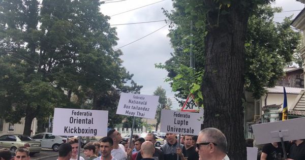 Спортсмены проводят акцию протеста перед офисом ПДС.