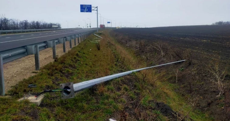 На одной из национальных трасс сбили столбы и украли светильники.