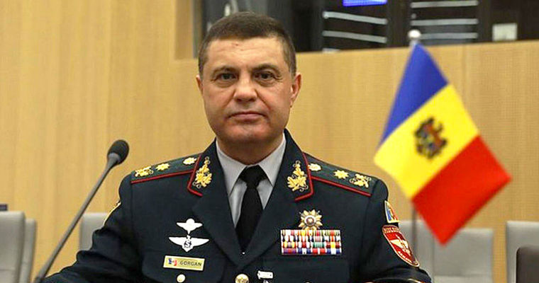 Бывший начальник Генштаба Нацармии хочет, чтобы ему вернули государственные награды.