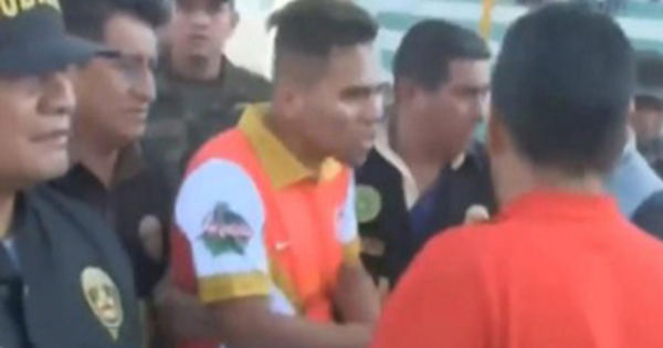 Футболист попался на краже личности и покинул поле.