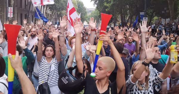 На мятежном проспекте в Тбилиси новая акция протеста.