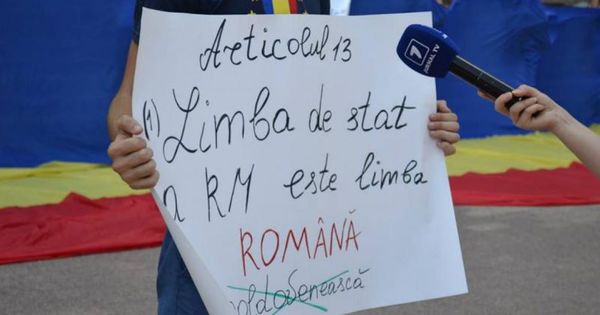 Академия наук требует переименовать молдавский язык на румынский. Фото: Agora.md