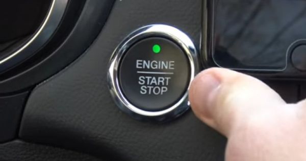 Ce se întâmplă dacă apeşi butonul de oprire a motorului în timp ce mergi