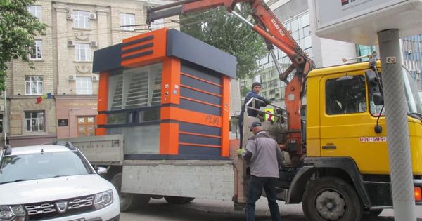 Кишинев избавился еще от двух незаконных киосков.