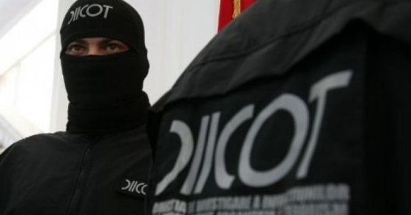 Suspecţi de contrabandă cu ţigări aduse din Ucraina şi Moldova, reţinuţi de DIICOT.