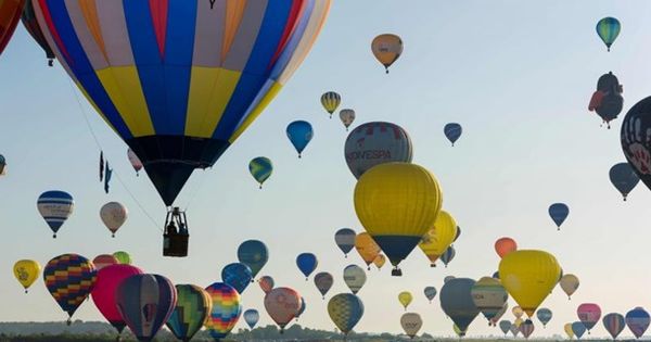 Во Франции проходит фестиваль воздушных шаров.