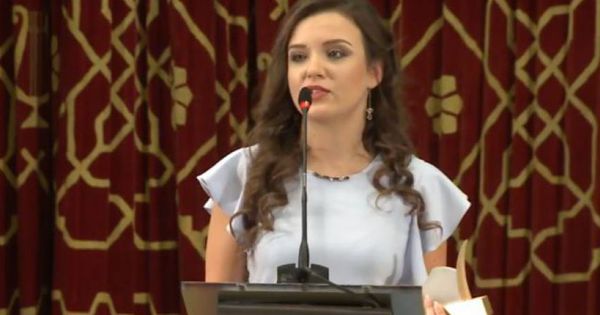 Молодая женщина заявила, что награда является для нее честью и мотивирует ее стать лучше. Фото: st2.agora.md.